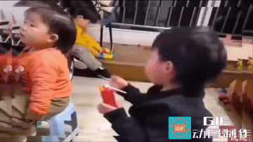 小女孩子干净利索，没有多余的动作，出手就是王炸。
再者，小女孩的做法，也完全有理