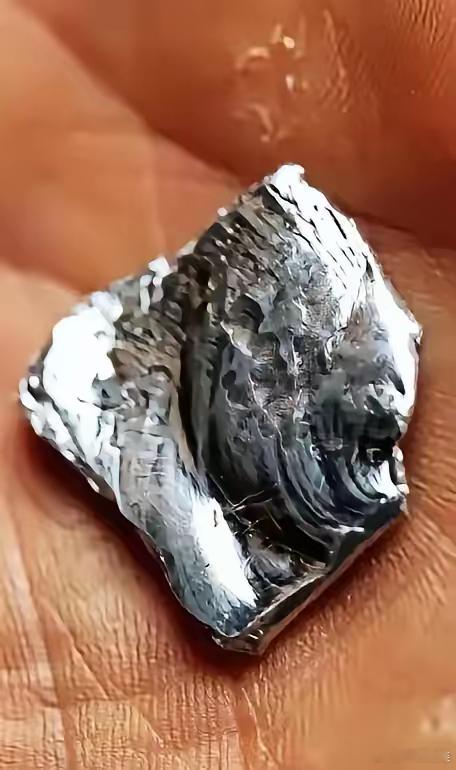 中国稀有金属被私下走私到美国制造先进的武器装备，我认为根本原因在于虽然今年中国对
