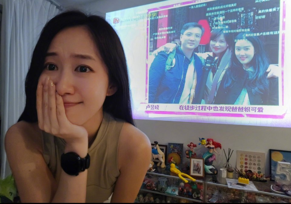 #刘美含说卢昱晓一家好可爱# 刘美含发博说卢昱晓一家好可爱。没想到刘美含也在看《