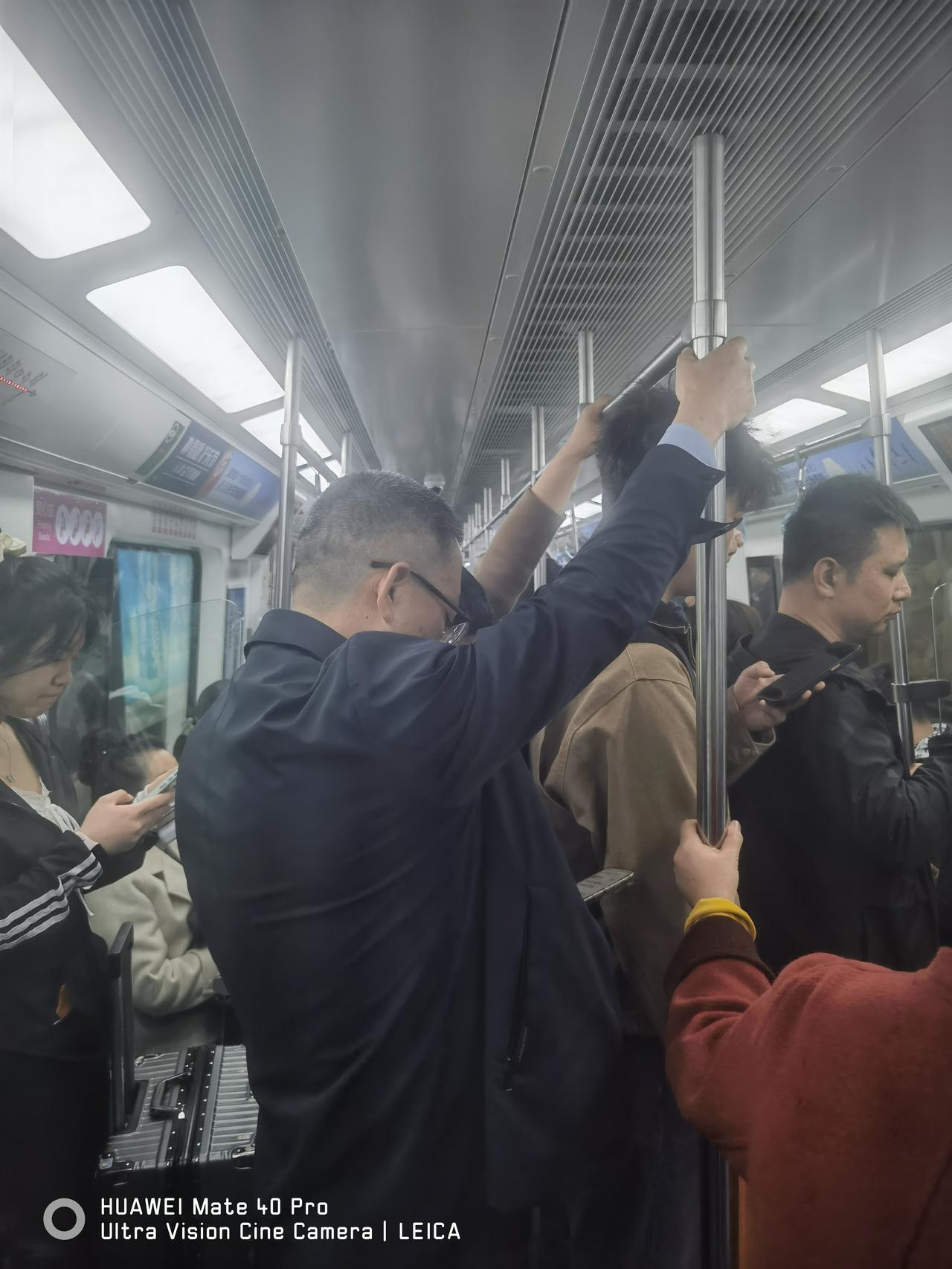 西安地铁客流量为什么居高不下？
       西安地铁客流居高不下，核心是人口基