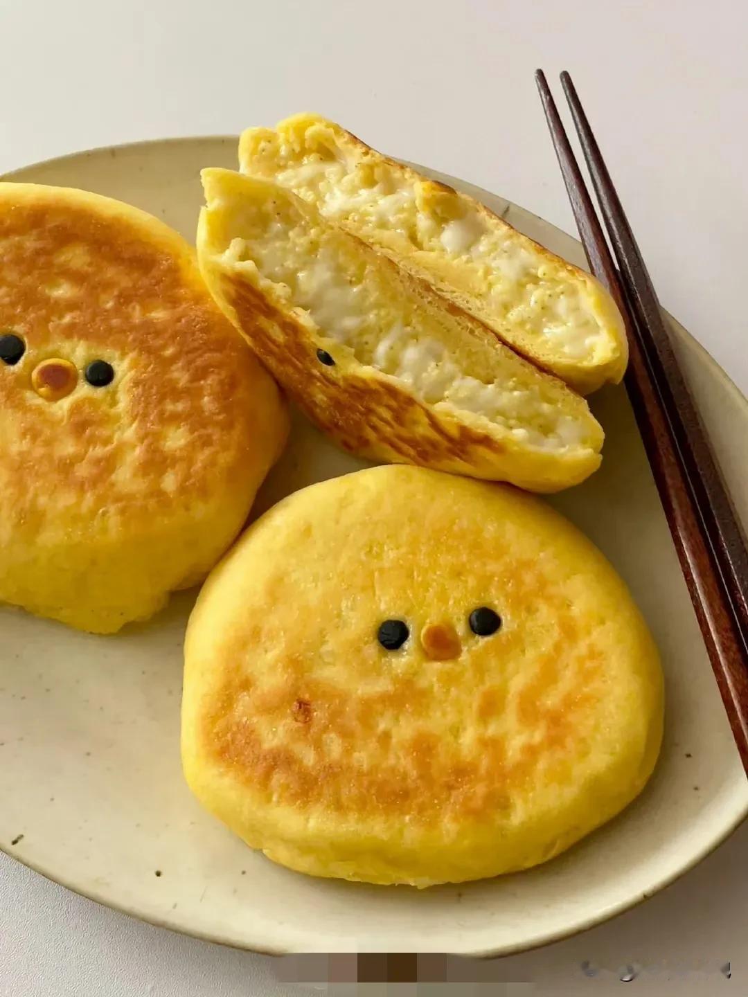 小黄鸡大黄米芝士烙饼 

软糯香甜！前几天吃到了这款香甜软糯的烙饼后就爱上了
今