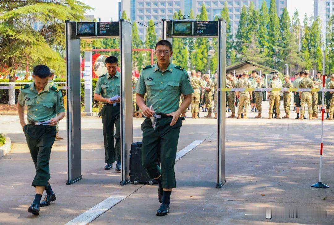 大学毕业生士兵提干考试考什么?大学毕业生士兵提干考试分为文化科目统考和军事共同科