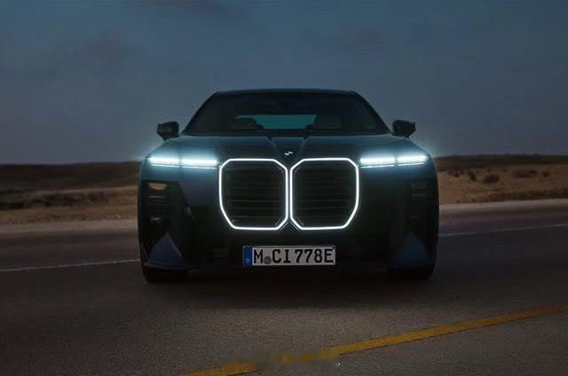 BMW G70 LCI官图提前曝光。个人觉得中期改款算是挺成功的，车尾的设计向新