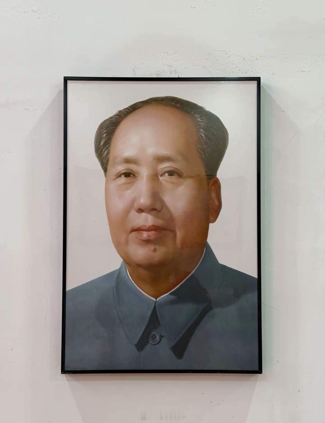 以前是祖辈父辈，在家里贴上教员画像。如今，青年人自己“请”回家。刷到好多这样的句