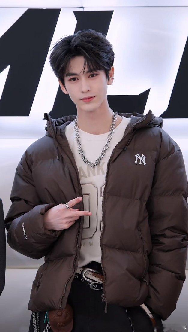 张凌赫今天沈阳线下活动路透，嚯这个耳骨夹！！凌赫把休闲装穿的像高奢 