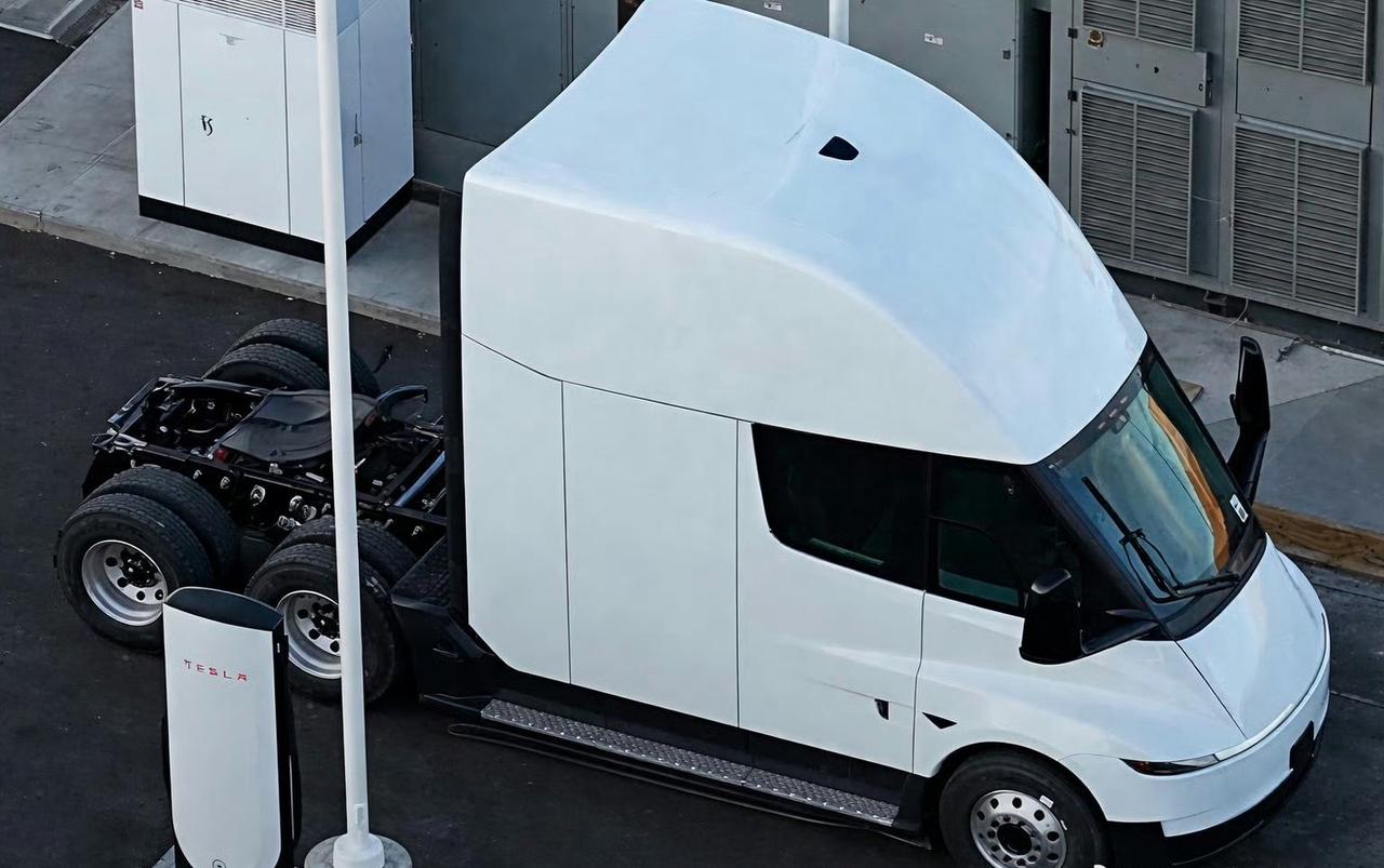 特斯拉新款Semi实车图来了！长得和国内的江淮卡车一样！

值得注意的是，江淮卡