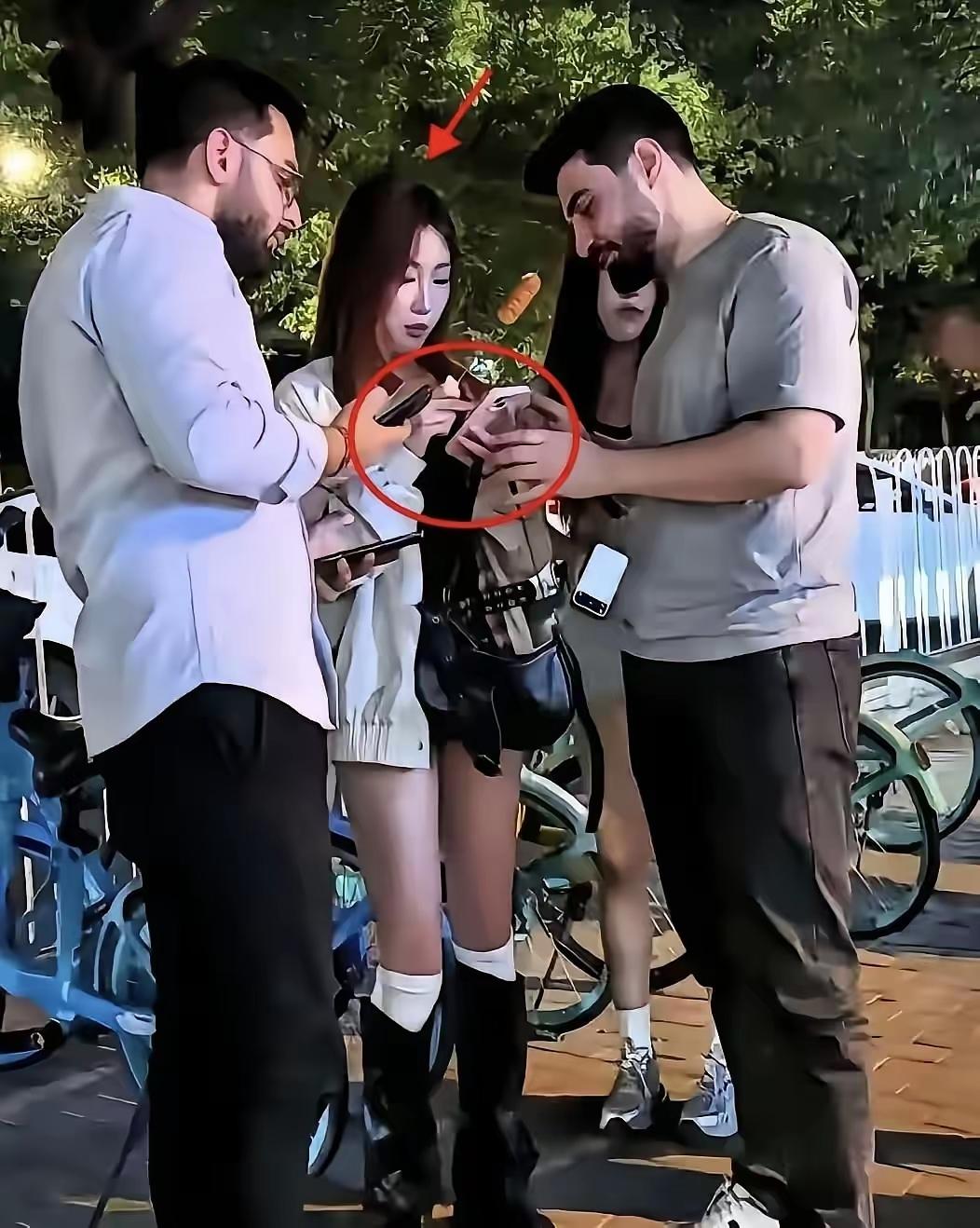 这年头，微信好友也开始“分国籍”了？
街头一幕挺有意思：两个印度小伙拦住中国姑娘