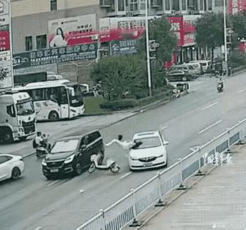 看了半天，没看懂她想去哪。不全是隔离带吗？[沙雕]