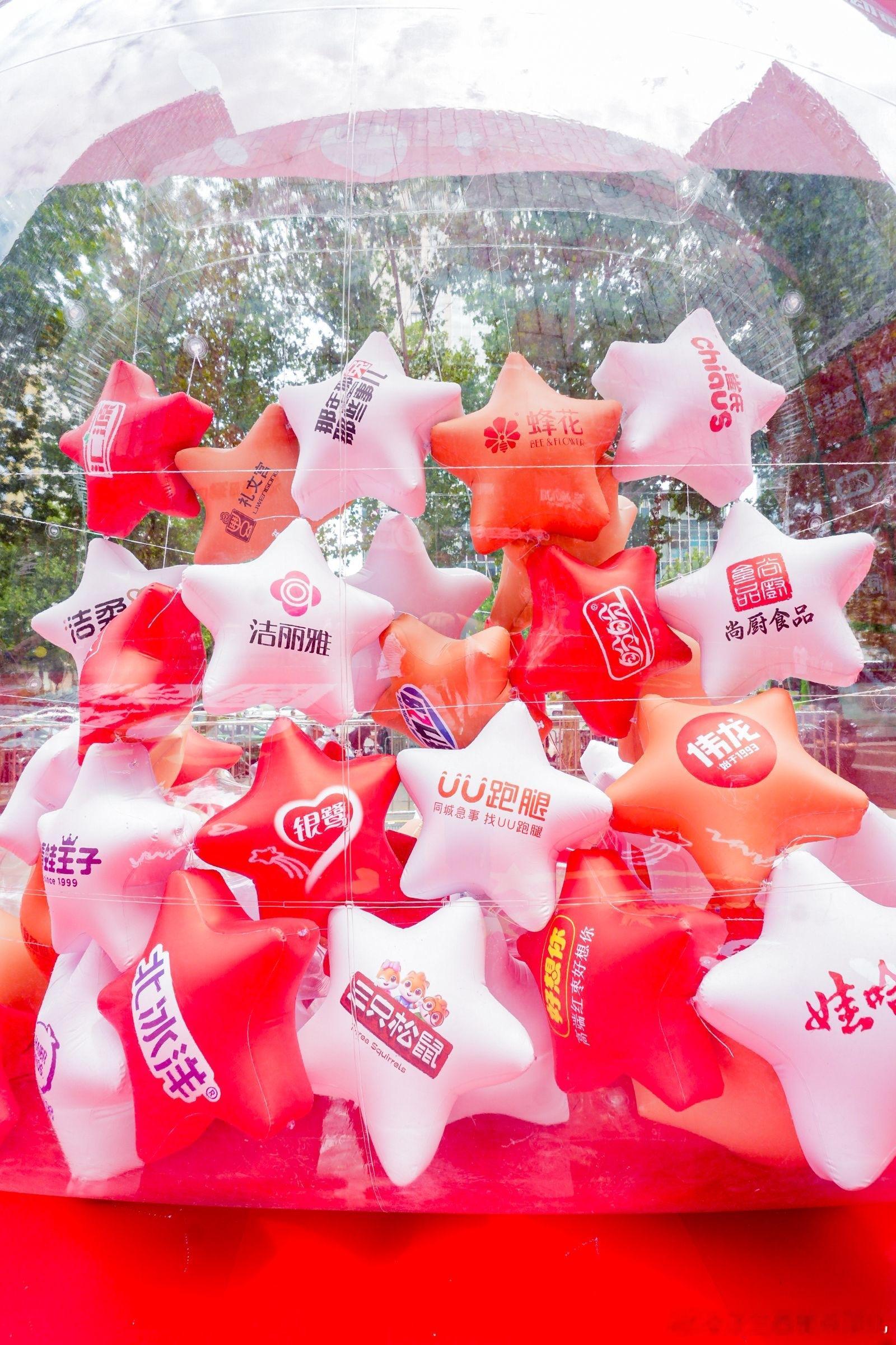 #鸿星尔克与国货们的暖心联动# 看到这个话题，就想起来国民运动品牌鸿星尔克，民族