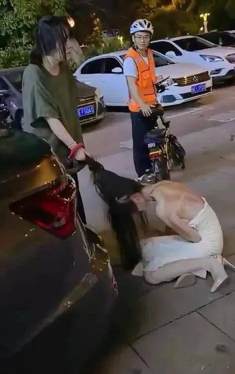 原配暴打小三的后续来了
小三录视频自扇耳光道歉
 不少网友心软，说她也是被蒙骗。
