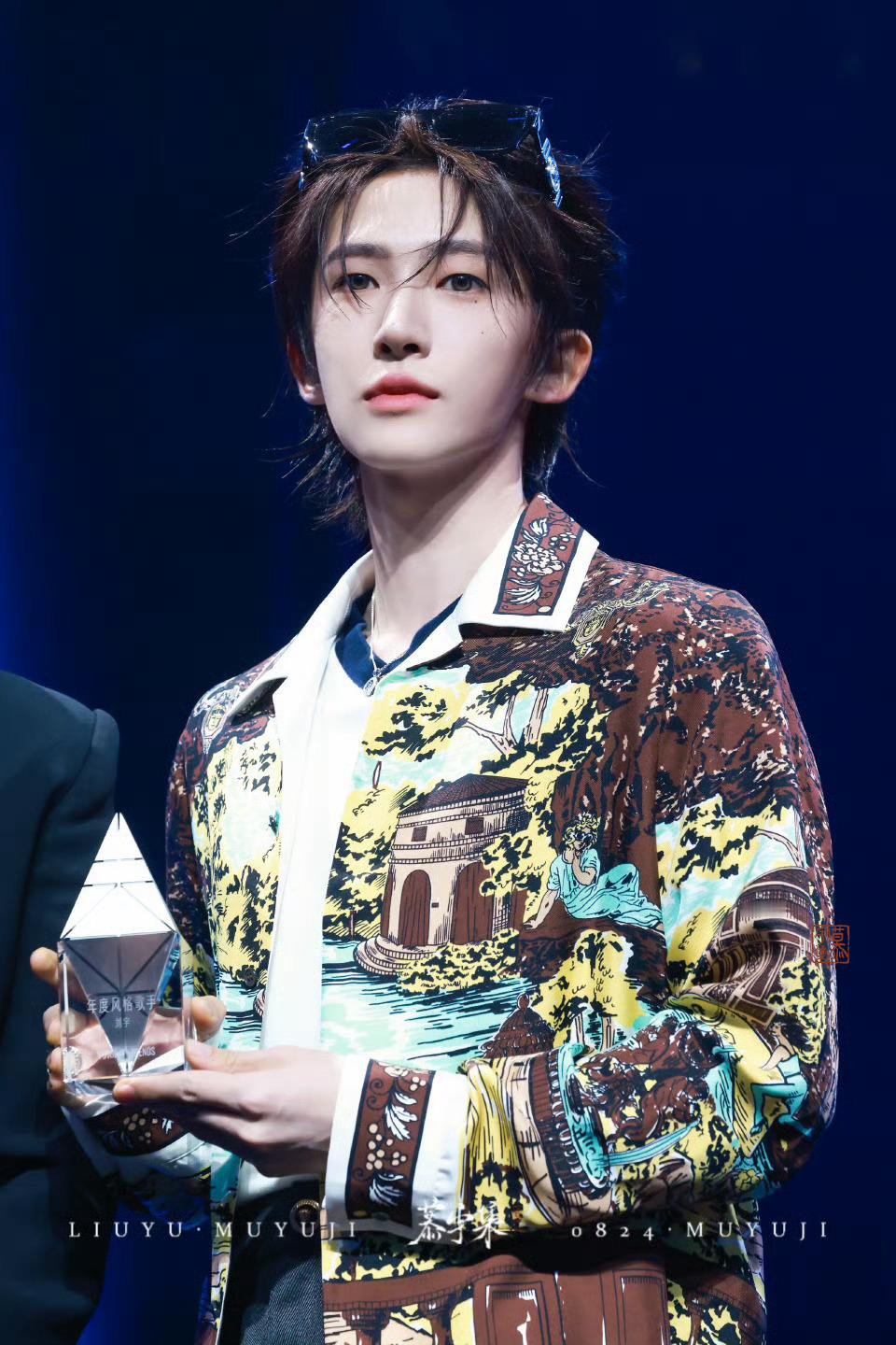 刘宇红毯马戏之王恭喜刘宇获得年度风格歌手荣誉特别喜欢他获奖时说的这句；“让国风成