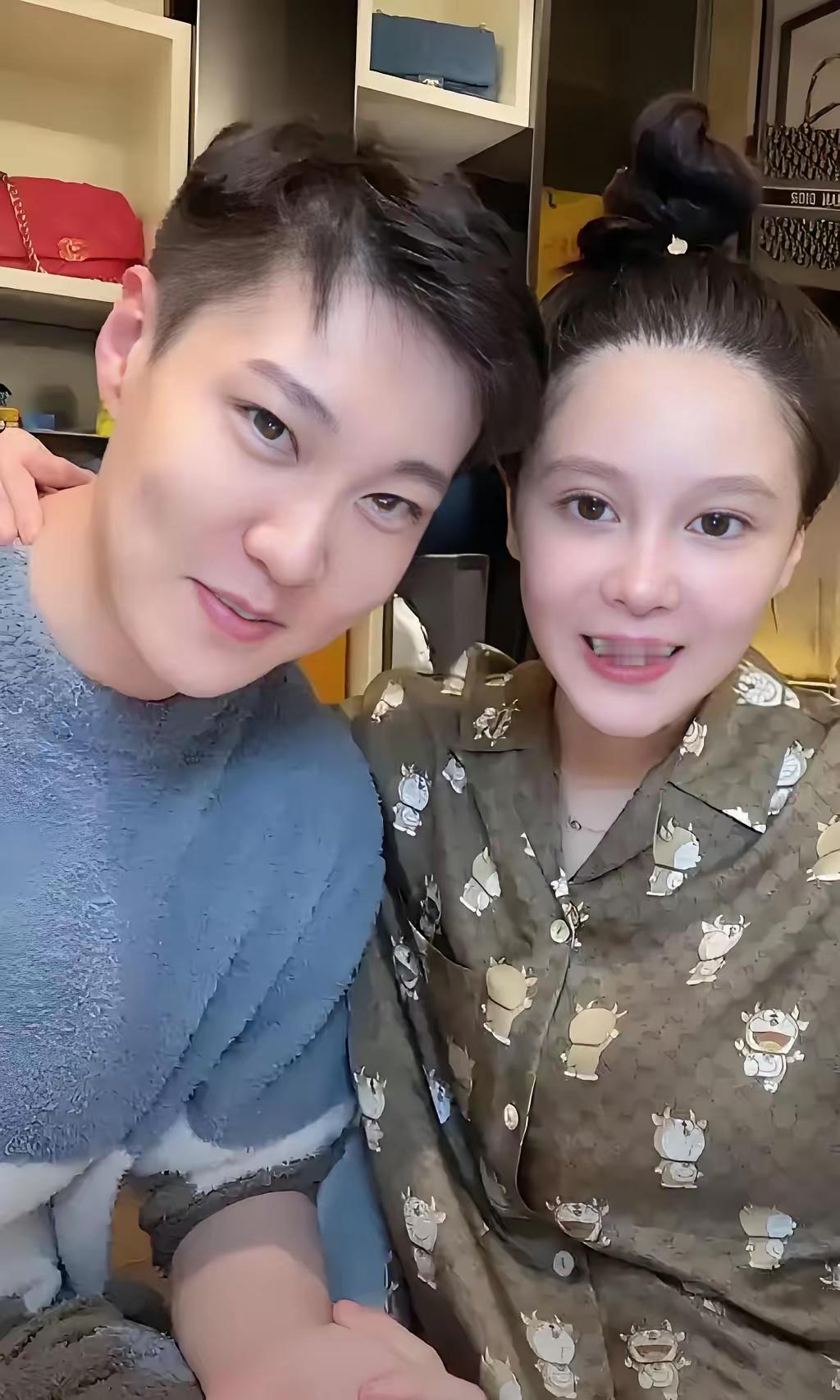 赵本山女儿球球和她老公直播，
网友发弹幕说：你老公好像我三姨。
球球说：还有人说