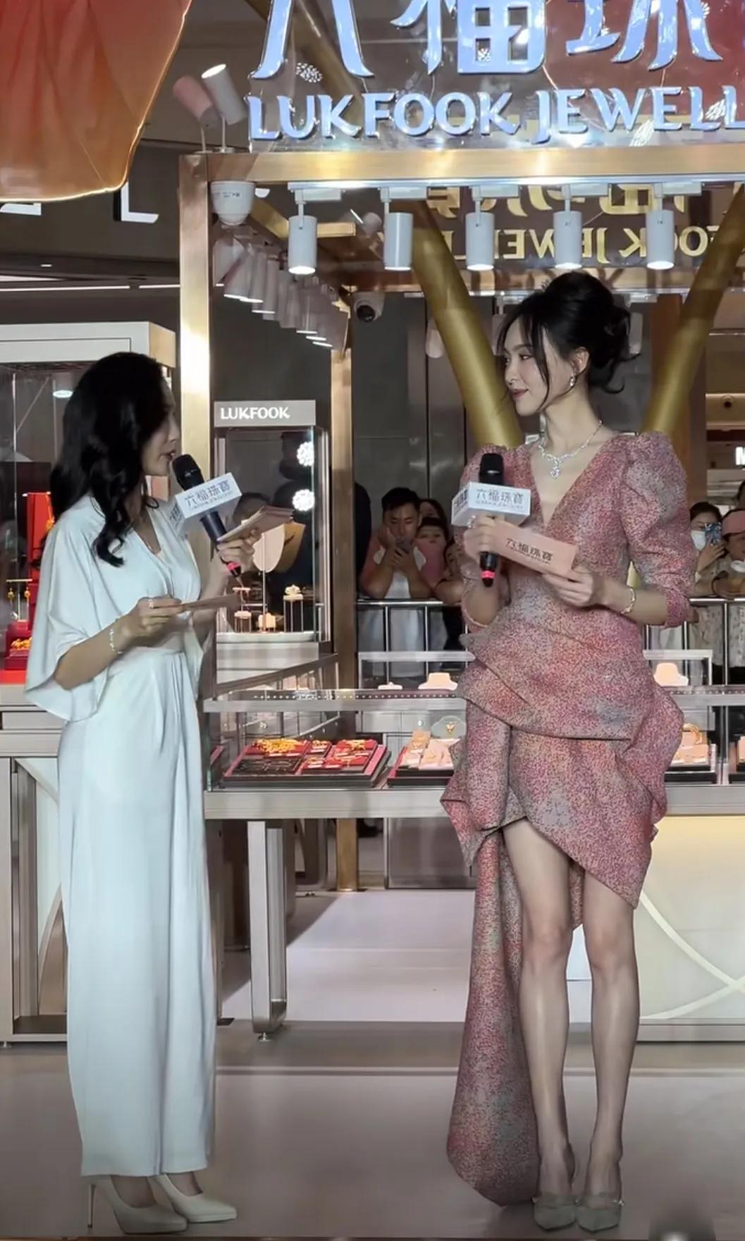 又被唐嫣甜到了
本人真的好美呀，好有气质
以前我没觉得她这么美
现在却觉得她美的