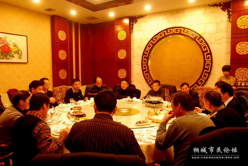 有的领导喜欢走偏路，走着走着就摔倒了，你信不？
前几年有个党委书记，约了个马总到