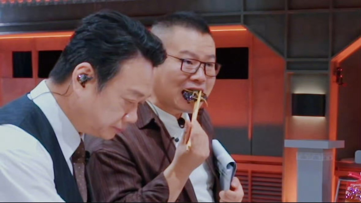 锅包肉也有黑皮体育生 岳云鹏瞳孔地震名场面+1！锅包肉黑皮版简直是美食界的“黑武