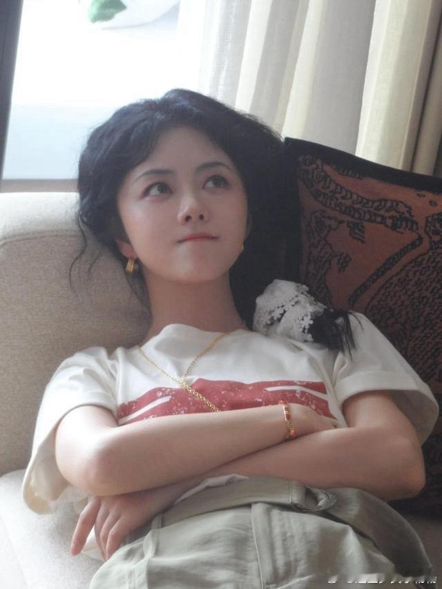 谭松韵这状态哪像35岁？一张少女脸水灵灵的，眉眼间满是青涩感，说20岁都有人信！