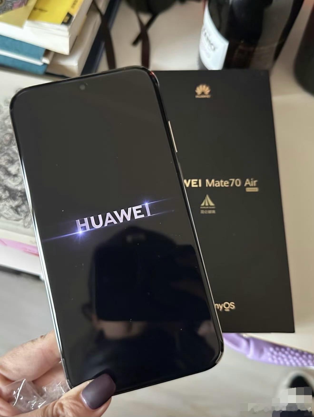 哇喔，疑似华为Mate70 Air真机曝光，可以看到几个信息点，据说屏幕尺寸6.