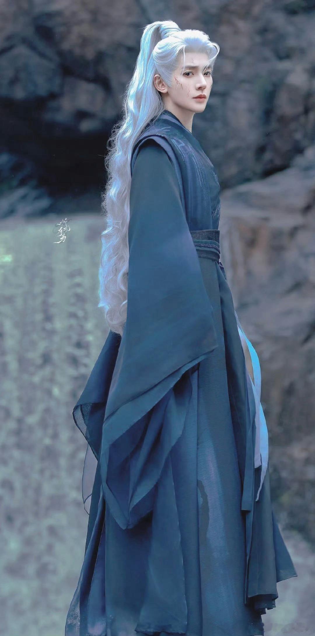 邓为新剧人设美强惨  苏易水，一个命运坎坷却坚韧不拔的美强惨角色。邓为用精湛的演