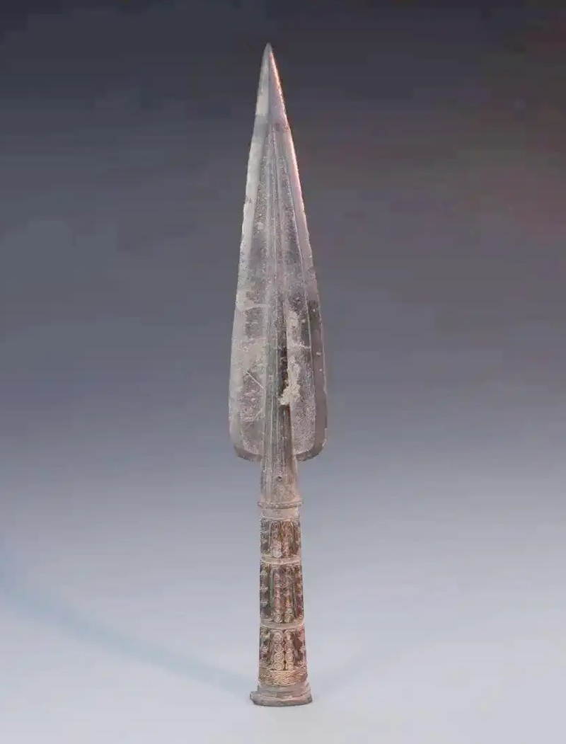 每天一件青铜器 江西省宜春市樟树市吴城遗址出土的商晚期:云雷纹柳叶形青铜矛. 吴