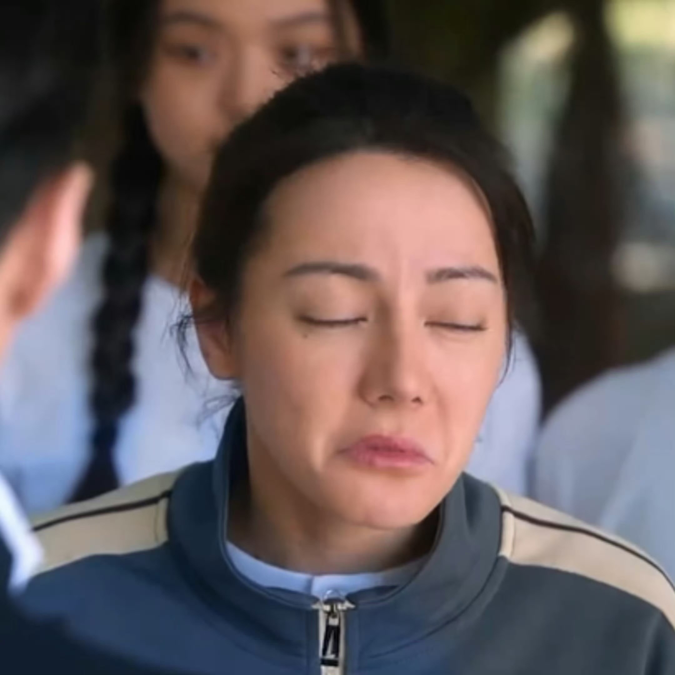 她素颜怎么有种砂纸的感觉，这是可以说的吗迪丽热巴撞脸loopy表情包