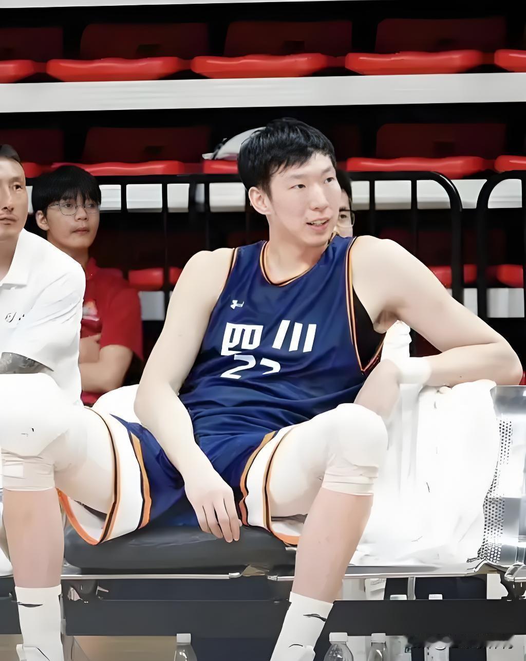 祖籍河南的周琦，在全运会上代表四川男篮大胜河南男篮！
全运会男篮小组赛正在如火如