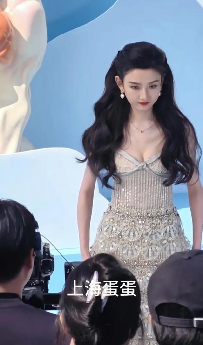 宋祖儿杀疯了！
亮片裙+大波浪，甜妹变御姐，这身材和颜值太能打了✨
宋祖儿 生图