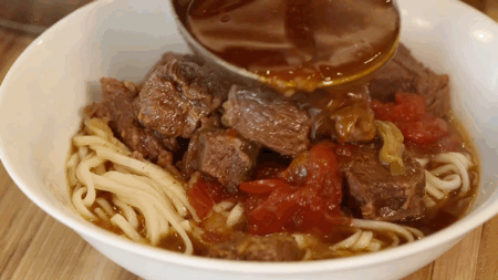 南方人为啥对米饭有这么大的执念北方人刚好相反惹，可以一个月不吃米饭，但一天不吃面