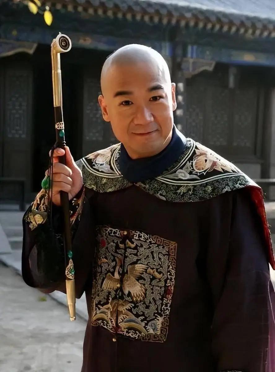 电视剧里，纪晓岚和和珅势均力敌，在乾隆面前来回周旋，机锋不断。

这个形象深入人