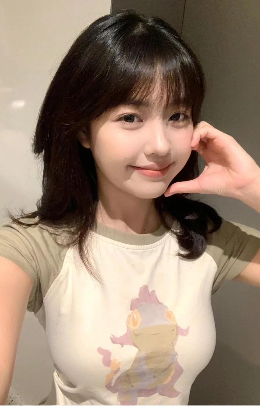 美人一笑似花开，春风拂面心欢畅。美丽女神姐姐。