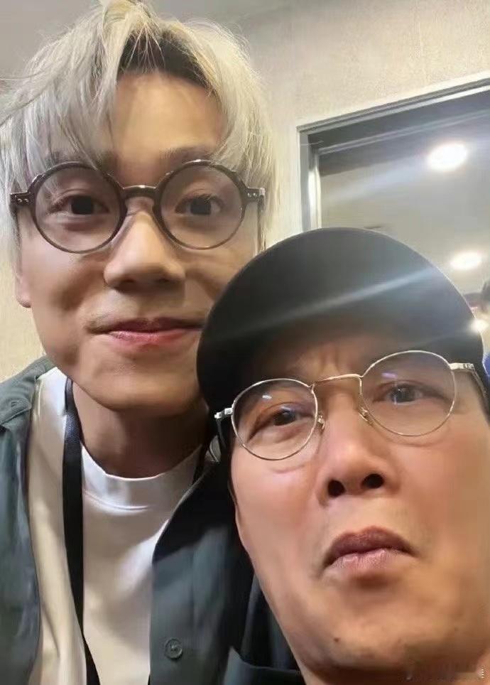 #陈奕迅下巴缝30针后首次露面##林家谦陈奕迅合照#林家谦陈奕迅合照，蛙趣 ​​