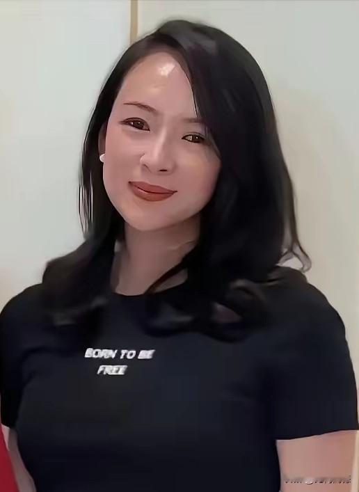 章子怡看起来有点发福了，体型有些微胖，脸上好像也出现了婴儿肥，这说明她最近的心情