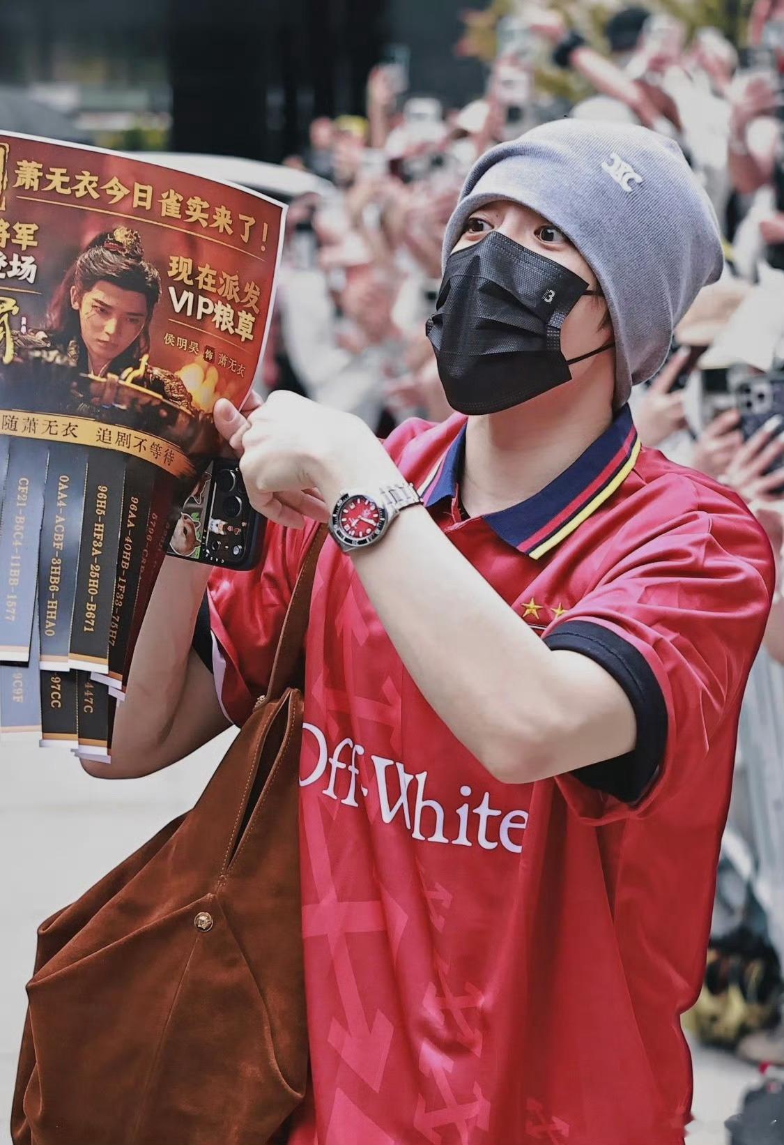 侯明昊昨天送老鼠干今天送山楂糕谁懂桃妹这份极致幸福感，昨日收获剧中标志性老鼠干小