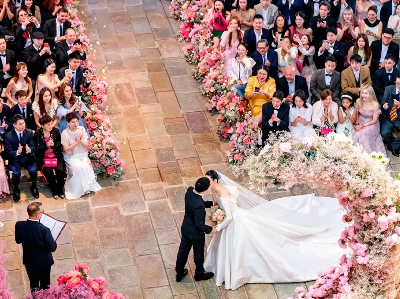 何猷君法国大婚有个细节直接把我看软了——从小带大他的保姆阿姨，被专程接到现场，安