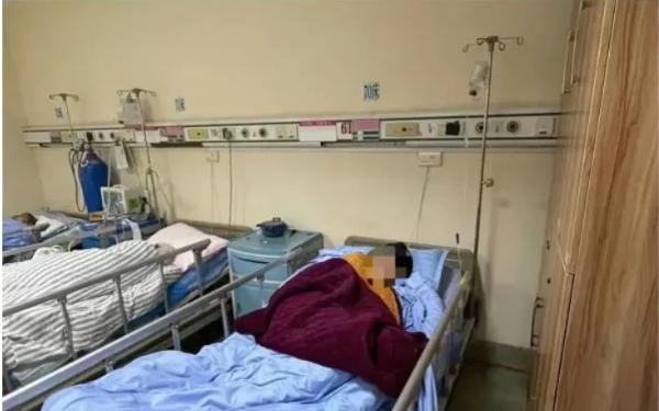 广西南宁，87岁老太太下葬第3天，医院给其家属打来电话，声称老太太没死，弄错了。