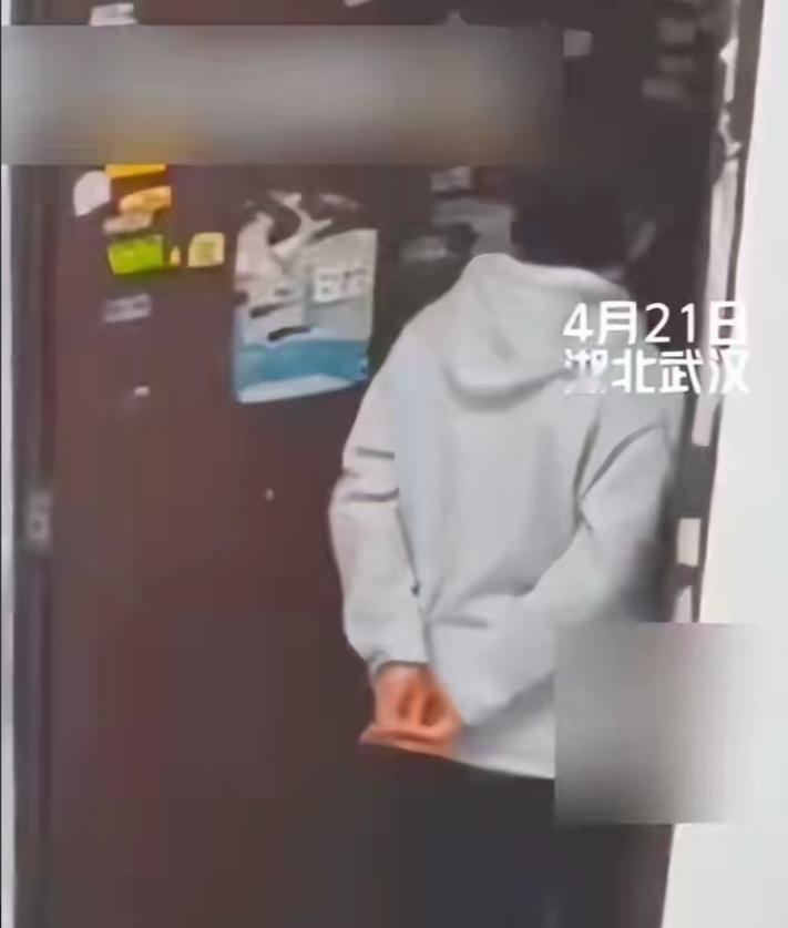 太变态了！4月23日，湖北武汉，20岁年轻男子垂涎女邻居的美色，不能得手，竟然对