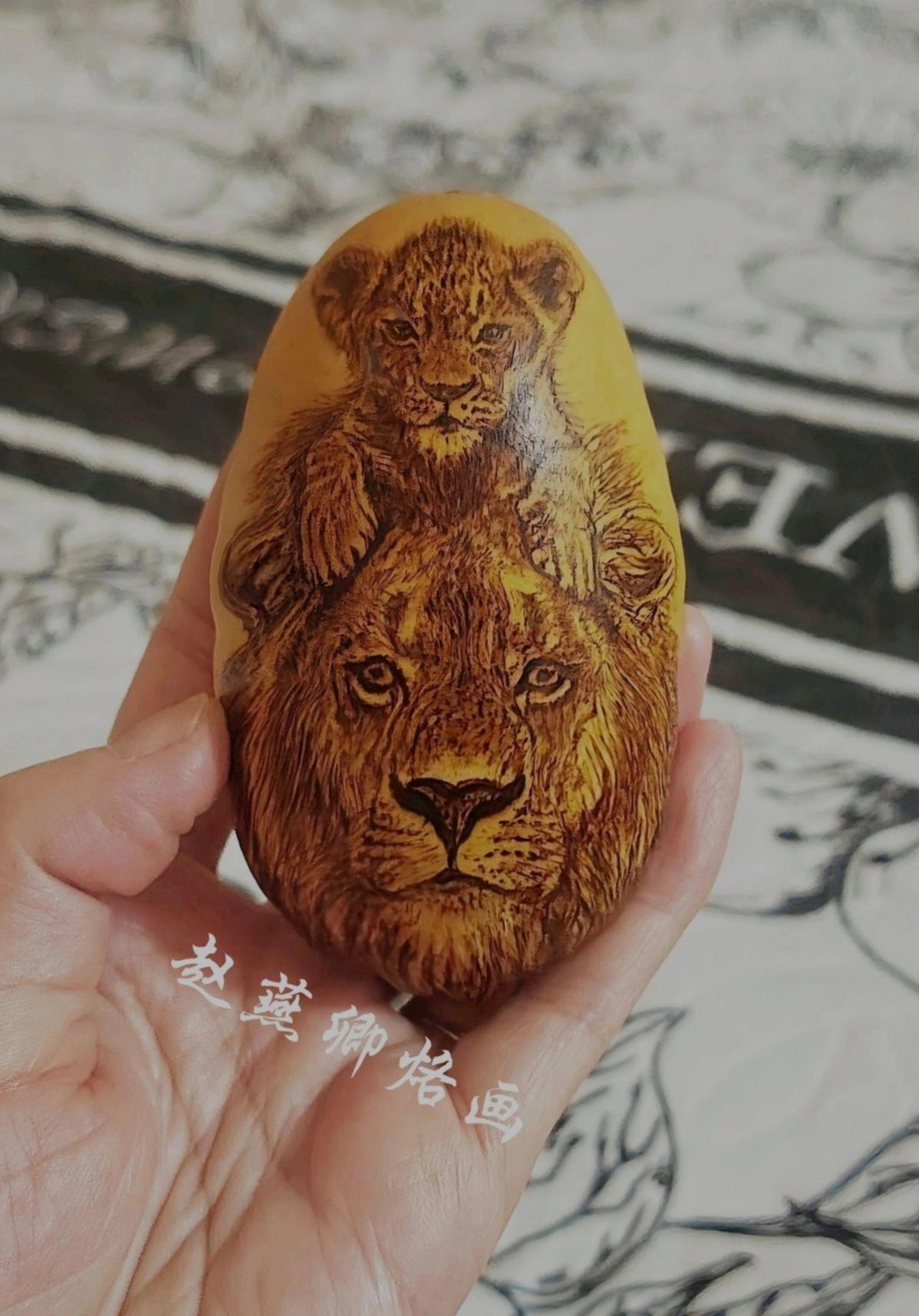 铁笔烫金纹，葫芦纳乾坤。
雄狮凝浩气，幼崽寄天真。
一肩承风雨，双眸护晨昏。
匠