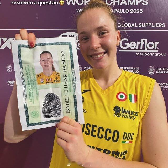 国际排坛动态 热情的巴西球迷为首次来巴西的哈克制作了巴西身份证。 