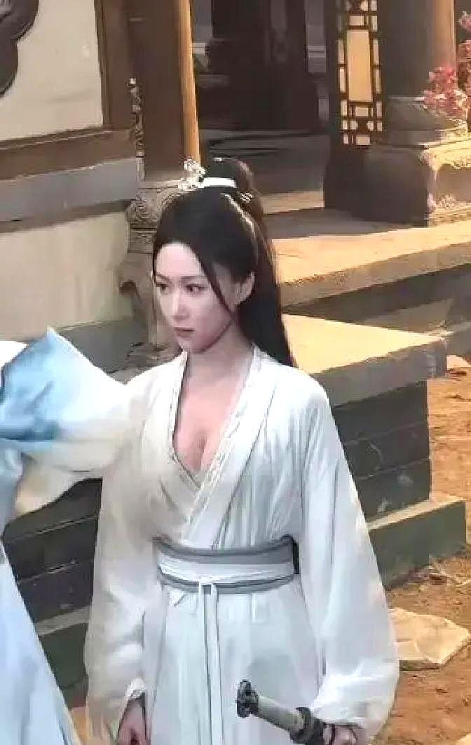 横店又放大招！
 

古装服饰考证中心上线，AI当裁判，误差压到3%。
 

《