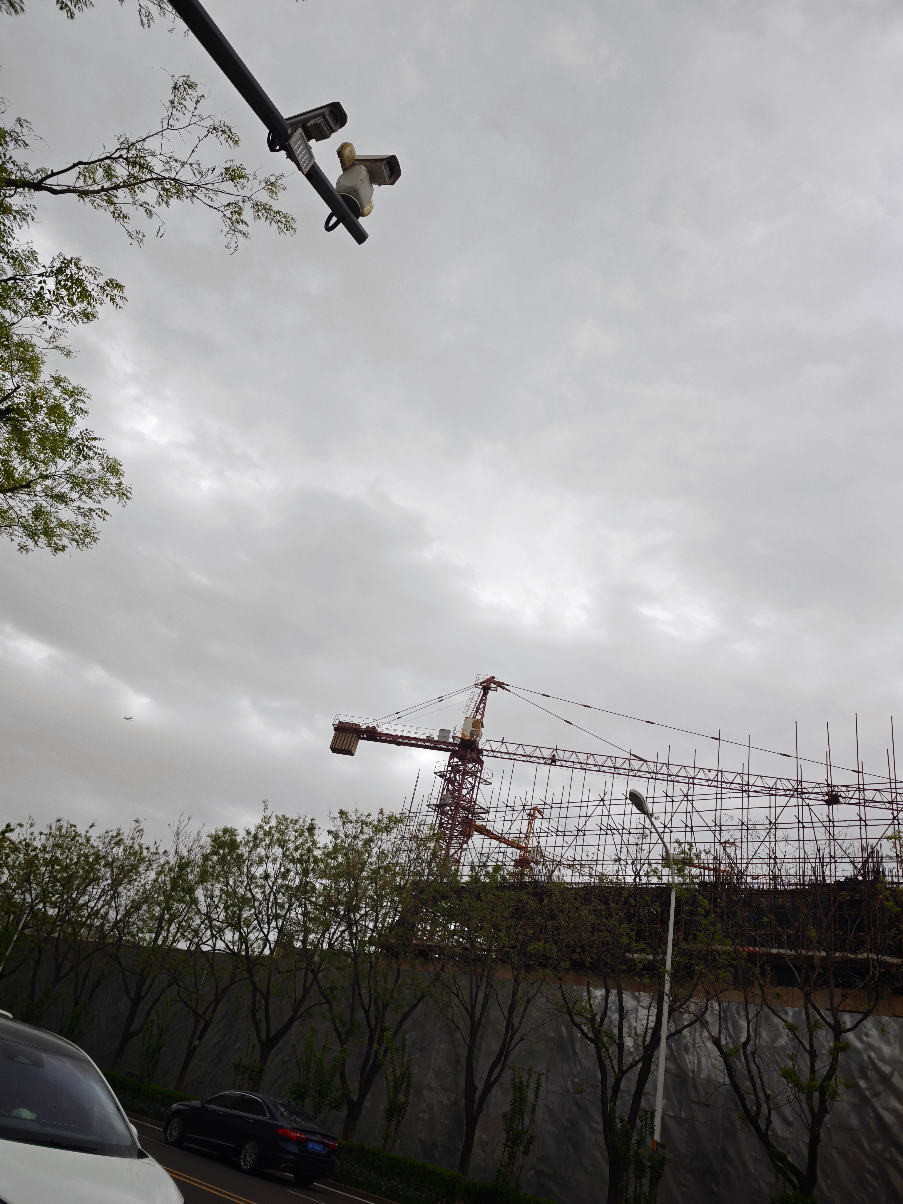 拍完两个宝马大新车，外边天气也变差了 北京