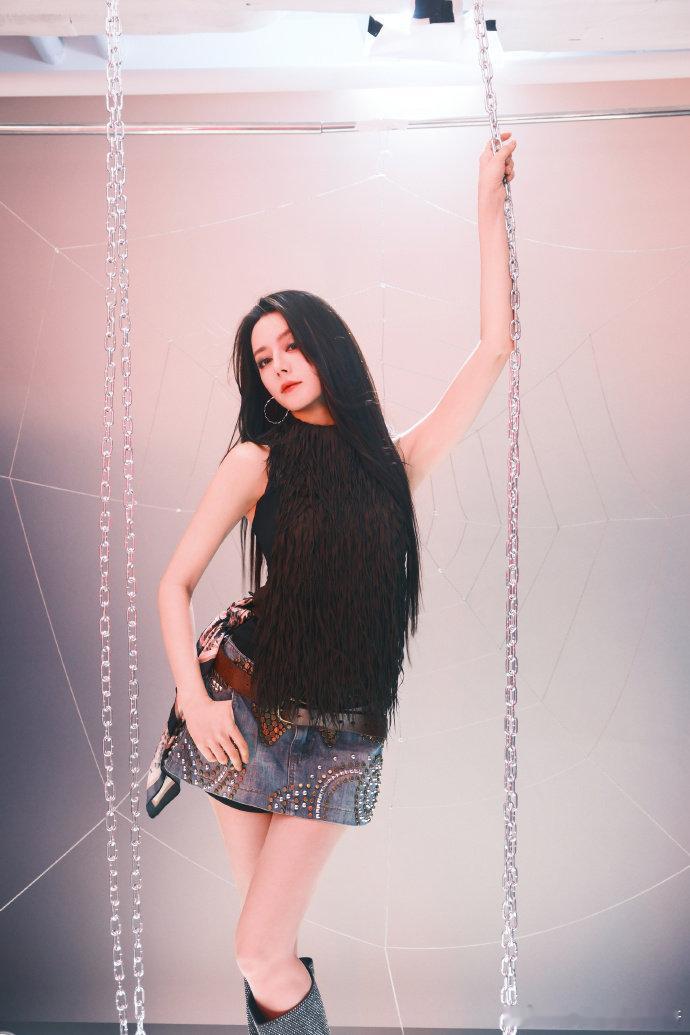 为什么热巴头发这么好迪丽热巴一身白色西装出镜，利落气场扑面而来，走进实验室探寻头