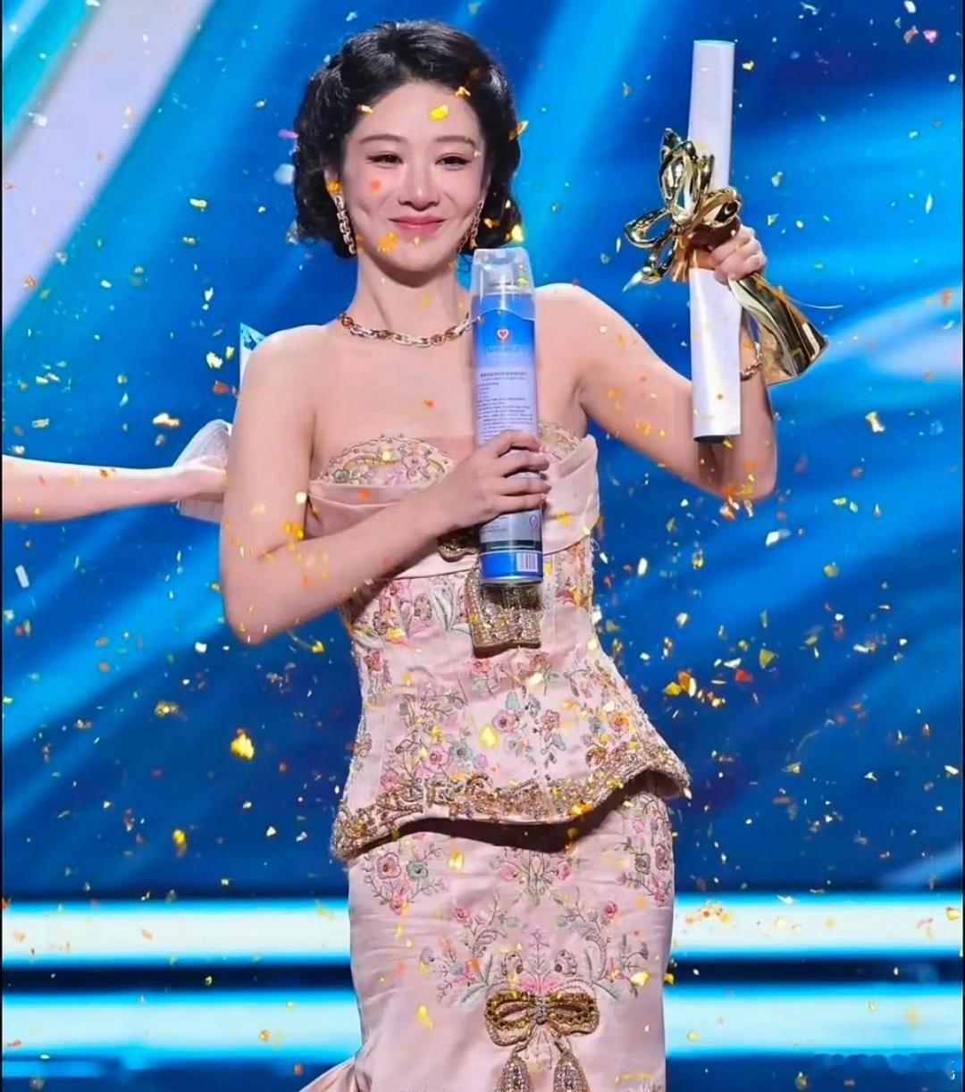 1、单说演员这块，90后女演员里，杨紫在奖项上的成绩确实很突出，其他几位和她比，