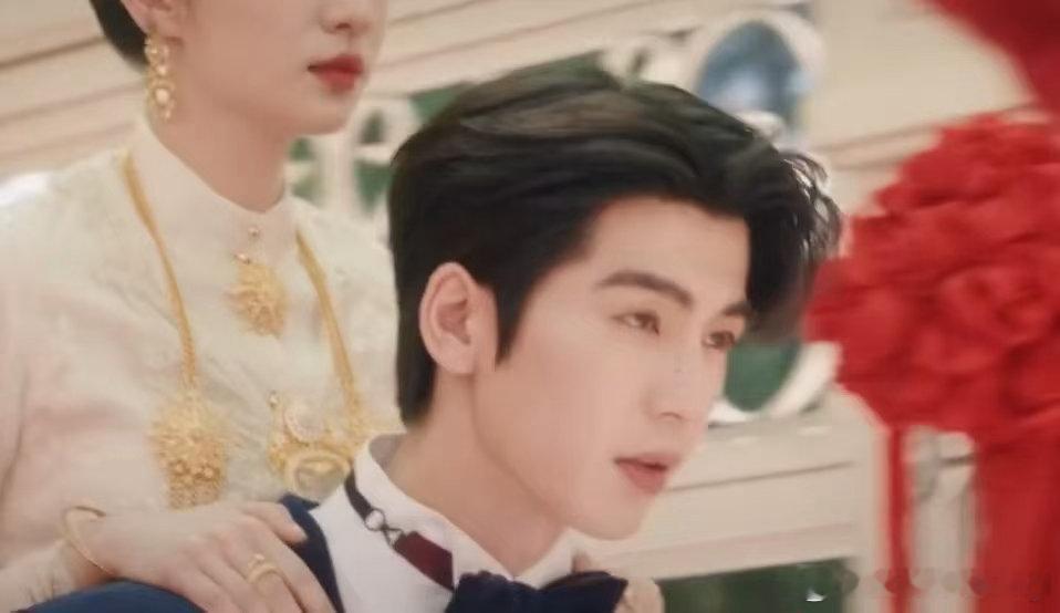 王楚然这段开着张凌赫就出来了 这段之所以让人上头，核心在于“身份错位”带来的禁忌