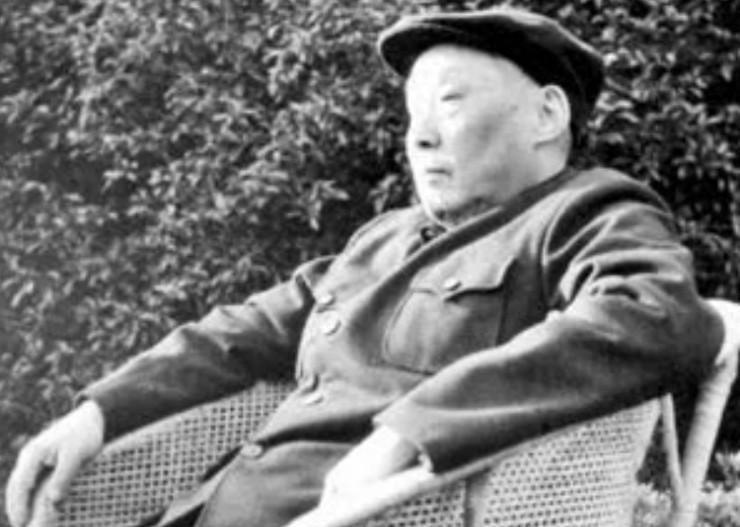 1978年，原公安局局长杨帆的妻子探望时疑惑发问：丈夫为何变成疯癫老头了？
19