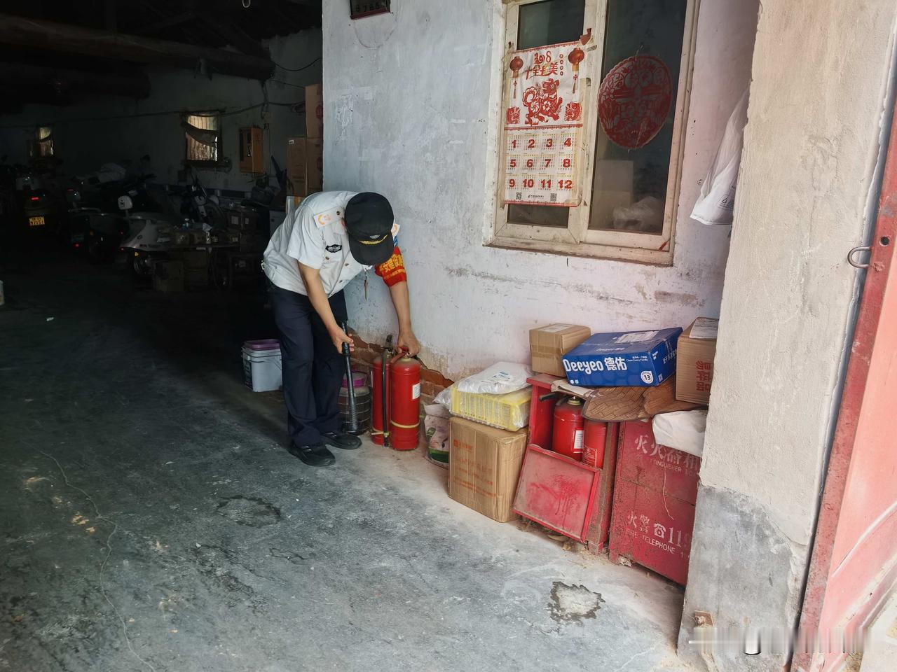 把东西堆放灭火器箱上，这样做不合适！赶快整改吧！2026年7月16日郑州市中原区