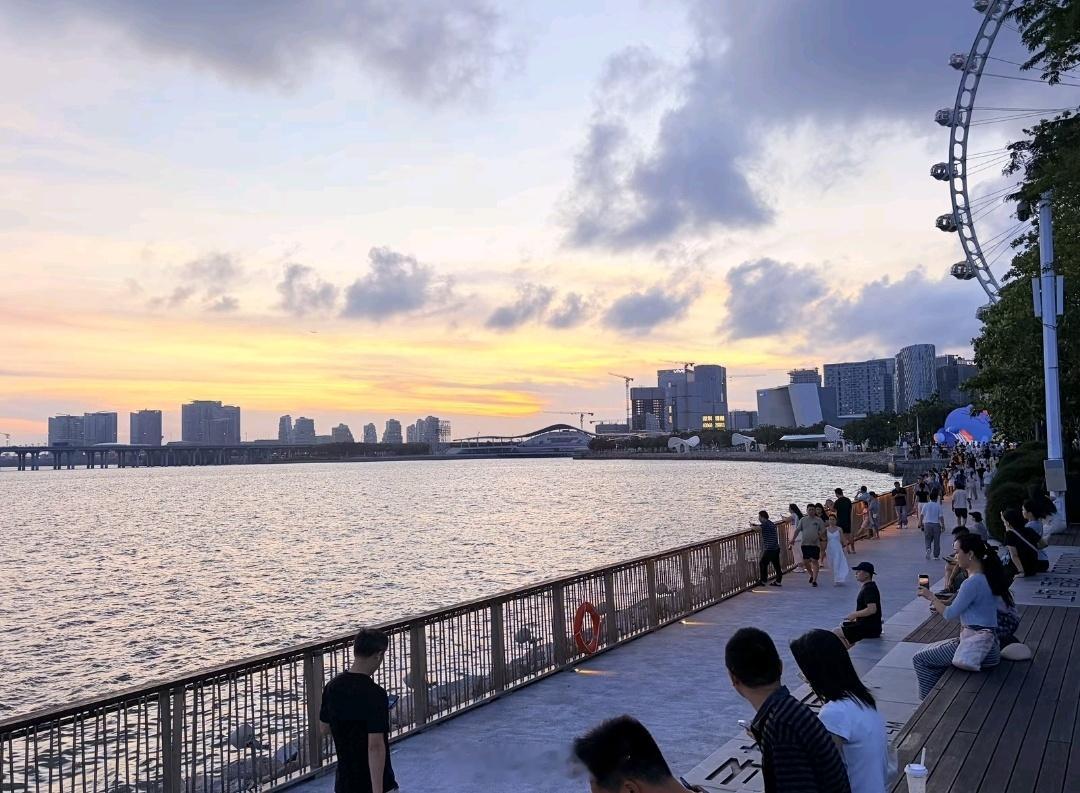 深圳前海湾，这两年越来越宜居了。 