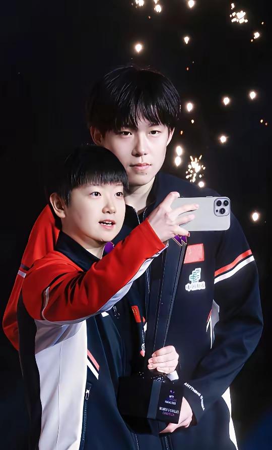 开年就夺冠
花开在十三
怪不得昨晚下那么大的雪！一冬天的雪都在昨天晚上下来了，恰