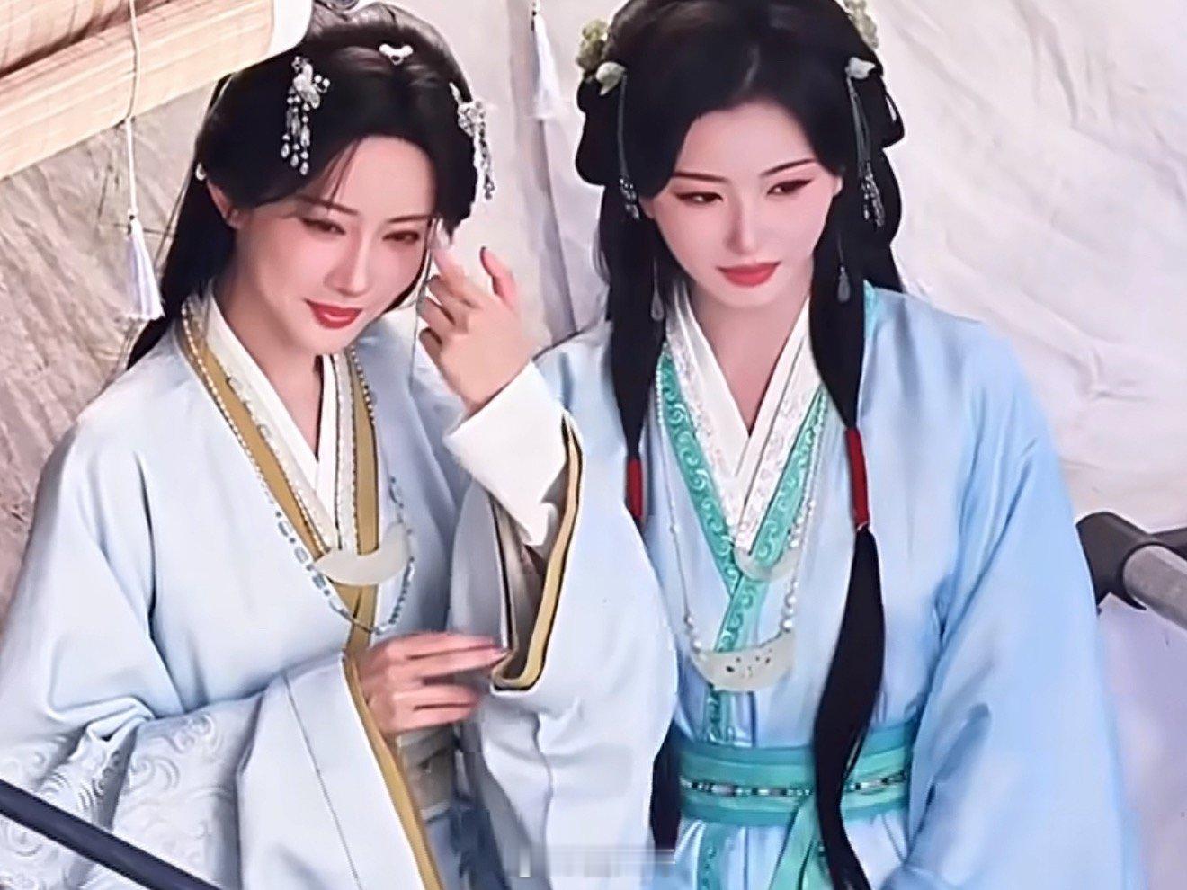 孟子义孔雪儿说悄悄话 孟子义孔雪儿片场聊八卦 哈哈哈哈哈就是说没想到两位美女，无