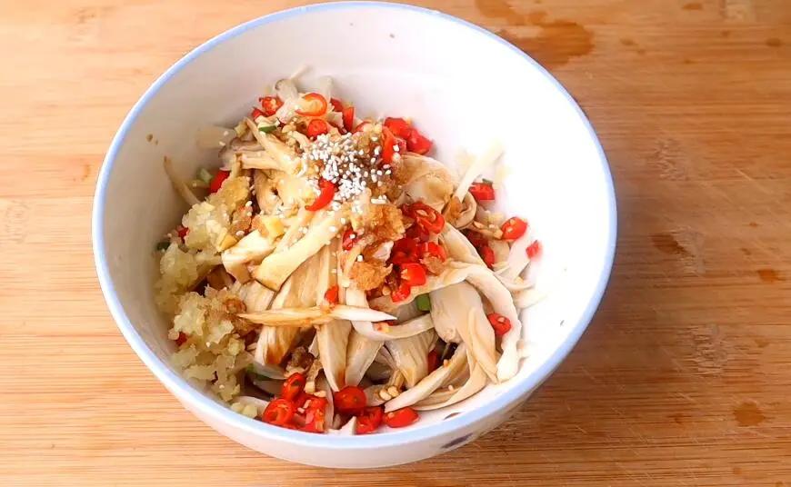手撕杏鲍菇，清爽凉拌，美味下饭不发胖

凉拌手撕杏鲍菇食谱听起来既清爽又美味，非