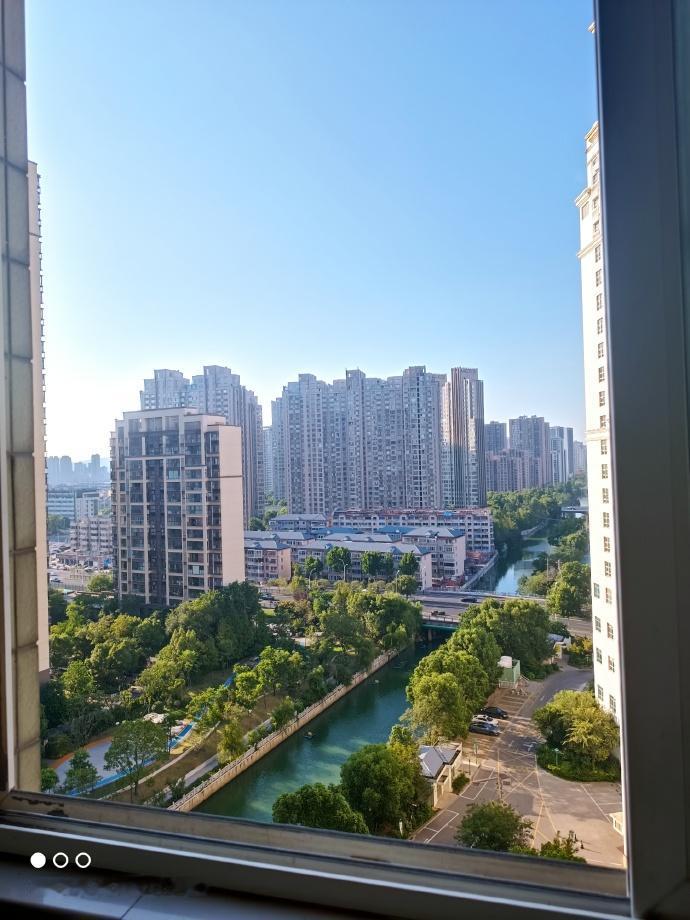 无锡台风反差感拉满！上次兴师动众空等一场，这次暴雨倾盆打工人硬扛上班
最近无锡两