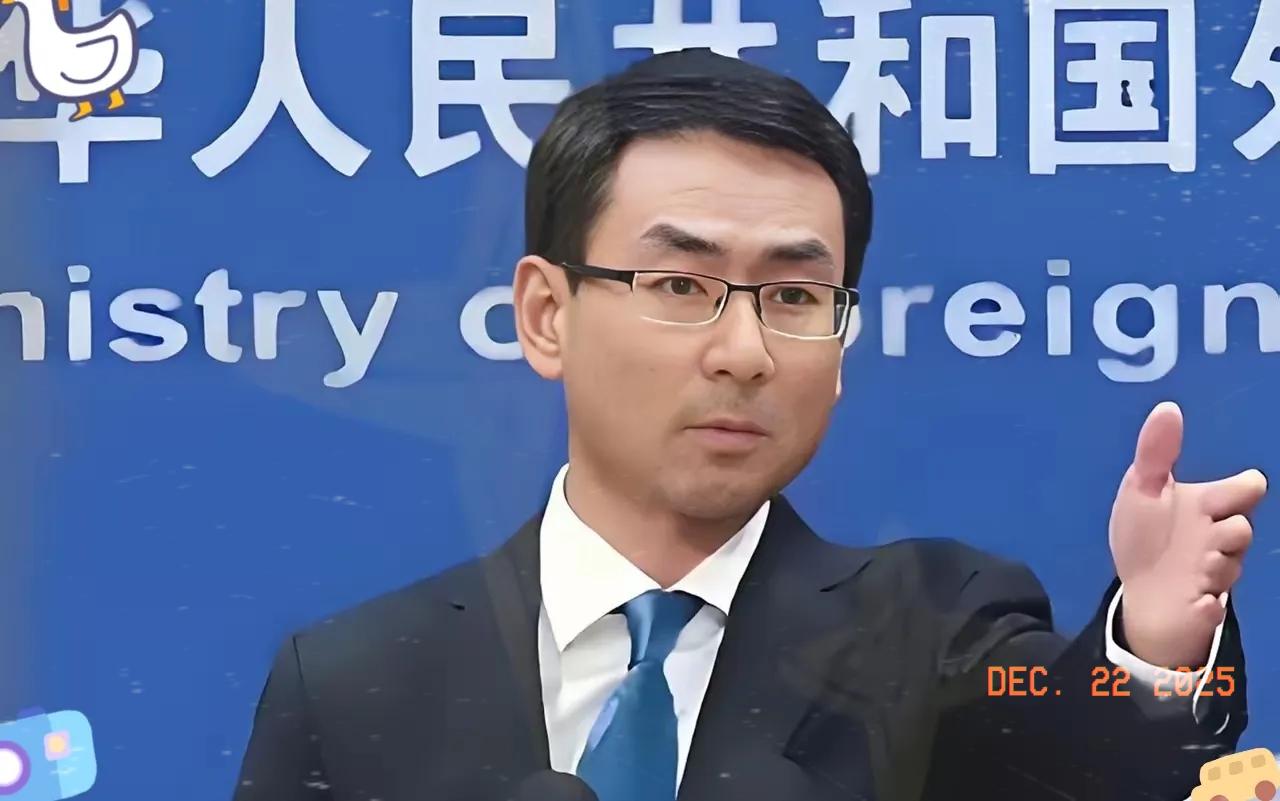 真是有意思，现在居然还有人给“软骨头”找借口，非要把跪地求饶美化成“懂进退”。